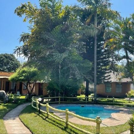 Reed Mat Lodge Lusaka Extérieur photo